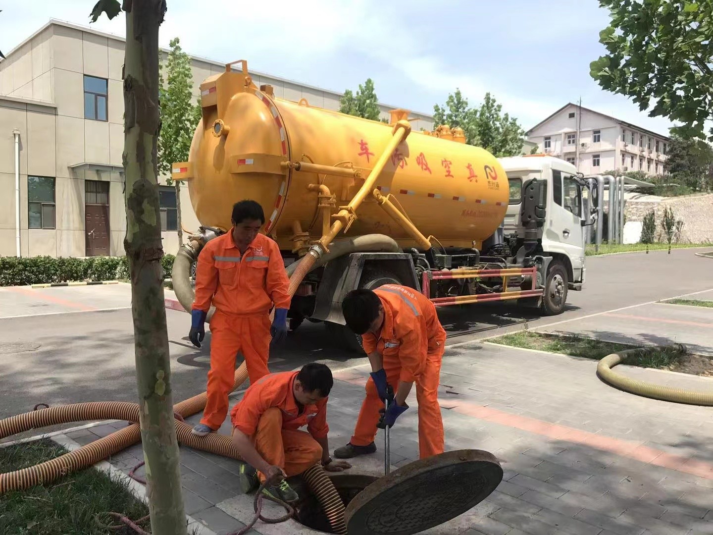 王益管道疏通车停在窨井附近