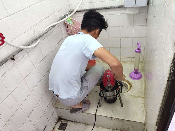 王益管道堵塞冒臭气 专业师傅现场解决问题