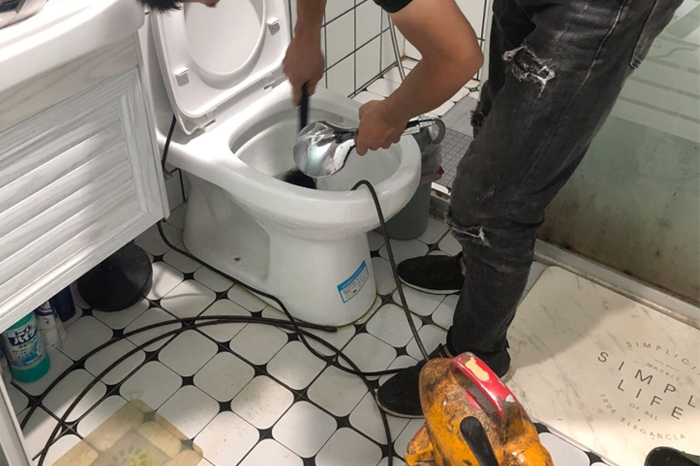 王益马桶堵塞自己疏通还是找师傅？专业上门服务让你省时更省心